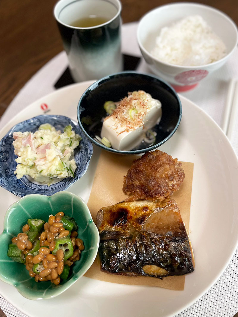 おうちごはん おひるごはん 鯖の塩焼き 鶏の唐揚げ ポテトサラダ おくら納豆　冷ややっこ