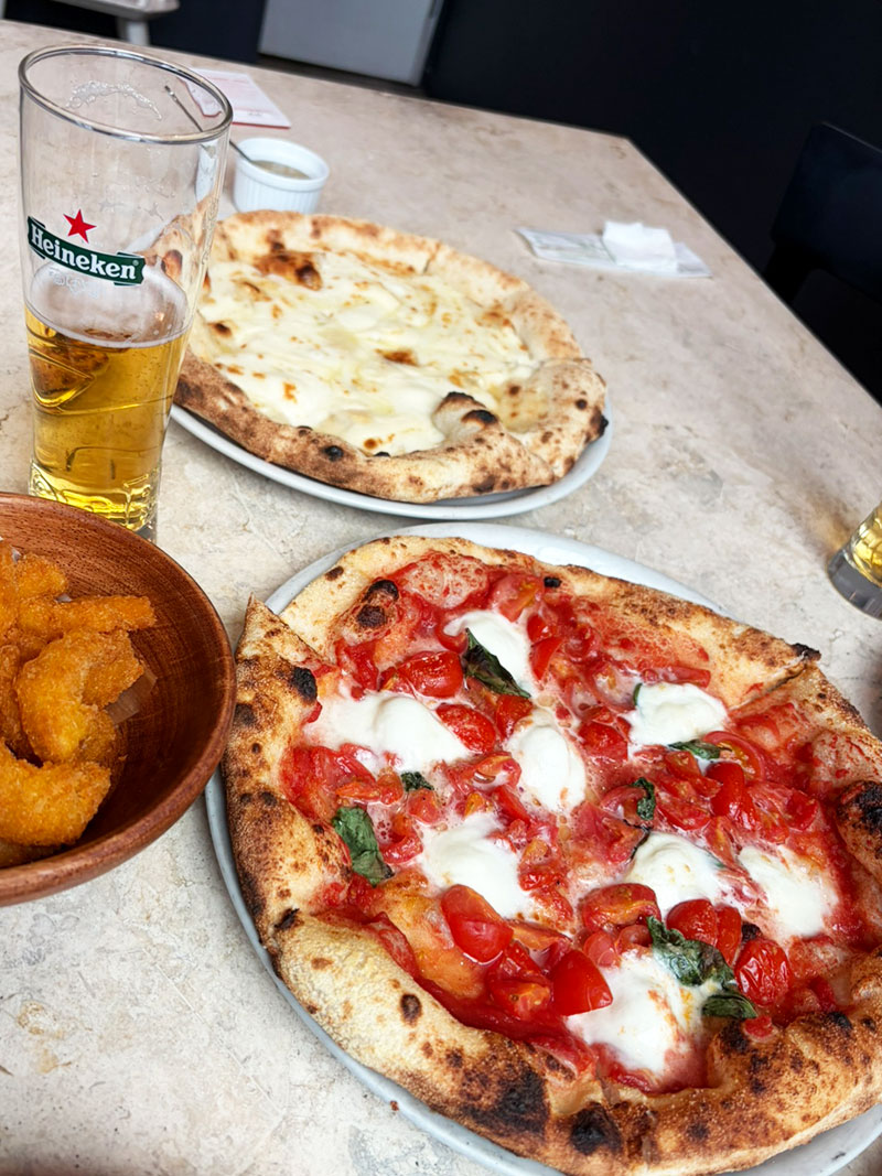 トヨタマヴィラ UPMARKET 練馬区豊玉 手ぶらでBBQ 焼き立てピザ 自家製ピザ ランチ 水牛モッツァレラチーズのマルゲリータ クワトロフォルマッジ